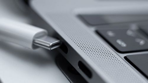 Как правильно заряжать MacBook?